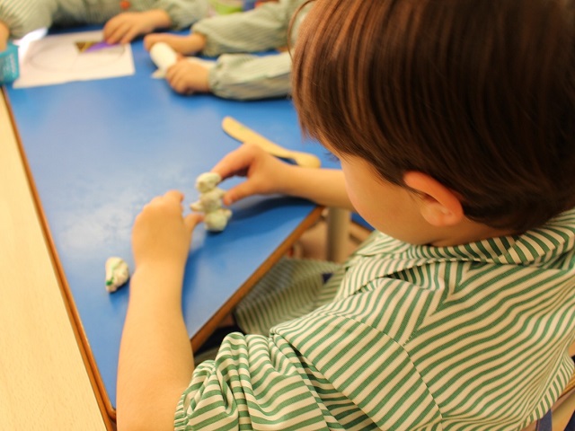 Pequeño participando de actividad en la biblioteca