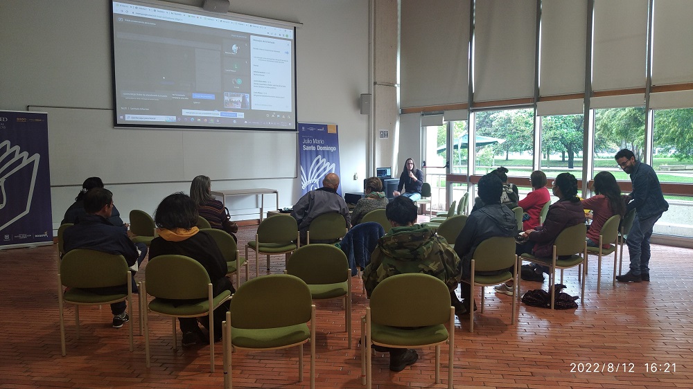 grupo de adultos atentos a la presentación del docente