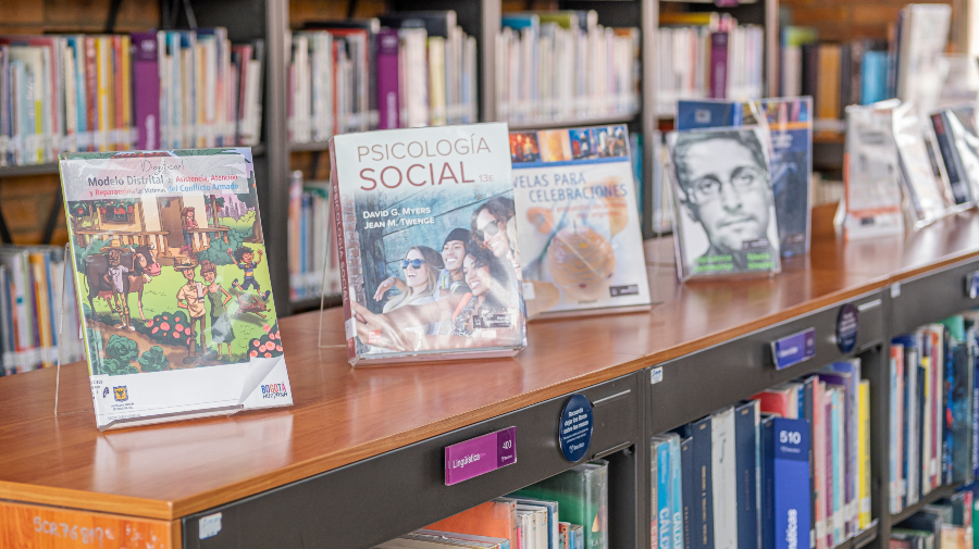 Libro de psicología social en la Biblioteca Pública Perdomo