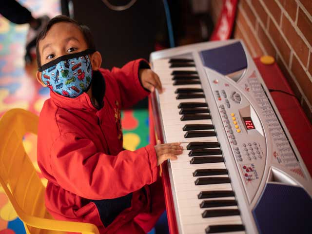 Niño con un piano