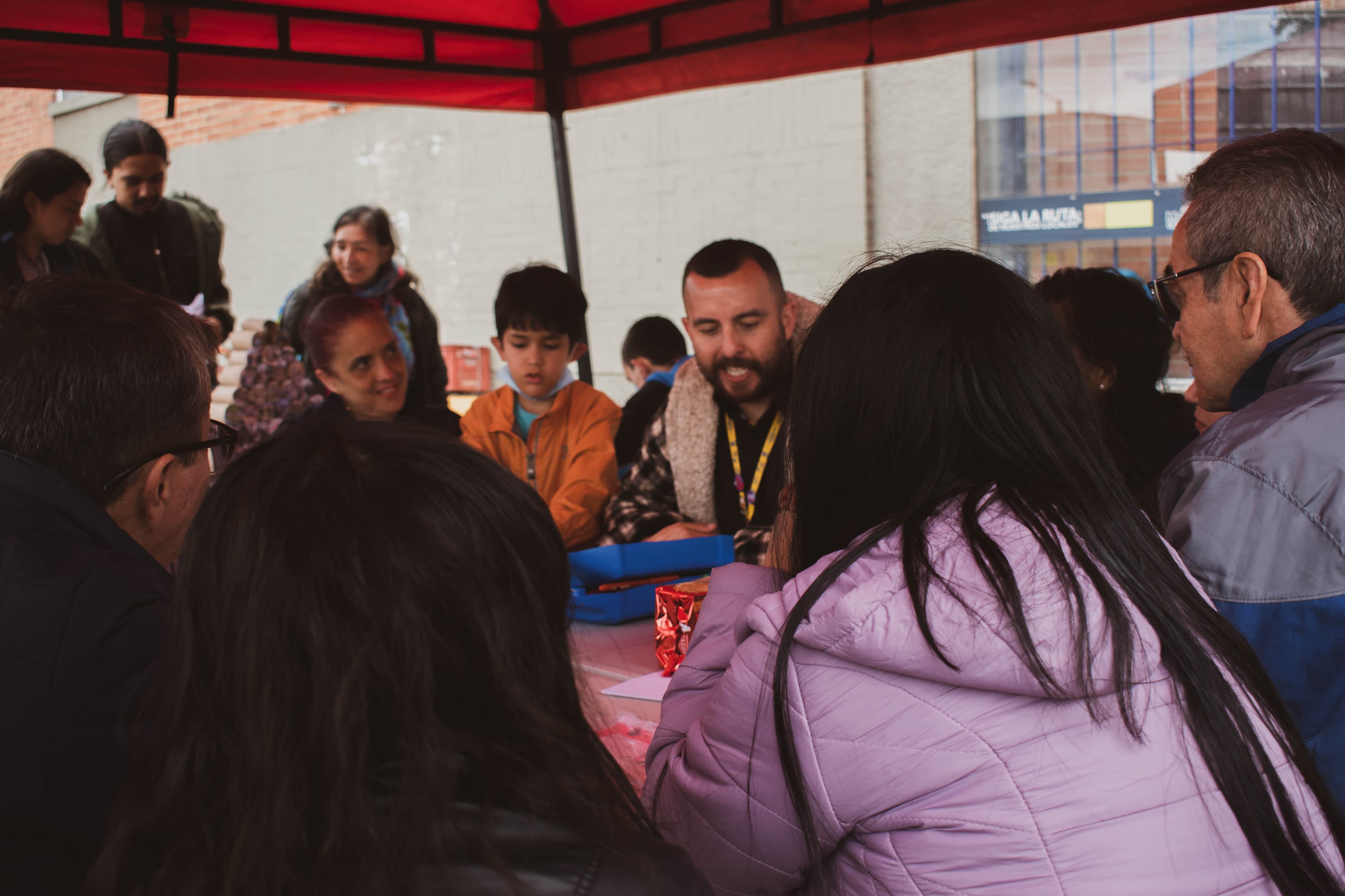 grupo de personas de todas las edades conversando y riendo 