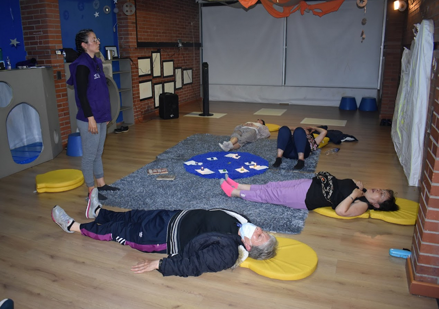 Mujeres acostadas en el suelo