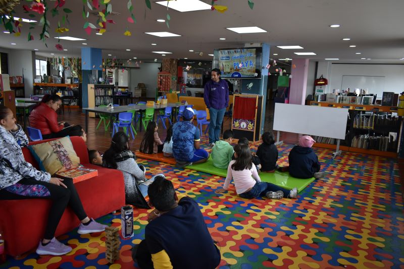 grupo de niños viendo una obra de títeres