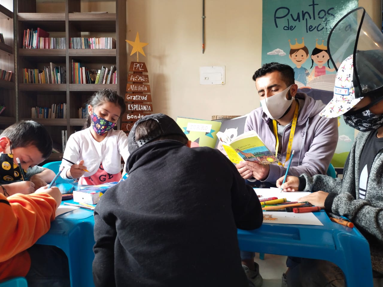 Niños participando de actividad