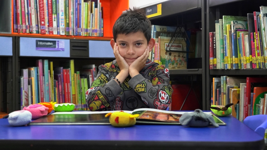 Dominic, usuario de la Biblioteca Pública Néstor Forero Alcalá - Puente Aranda / Foto: BibloRed