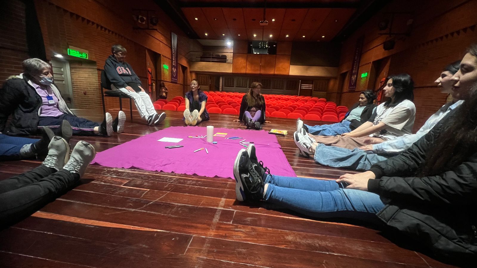 Mujeres reunidas en la biblioteca