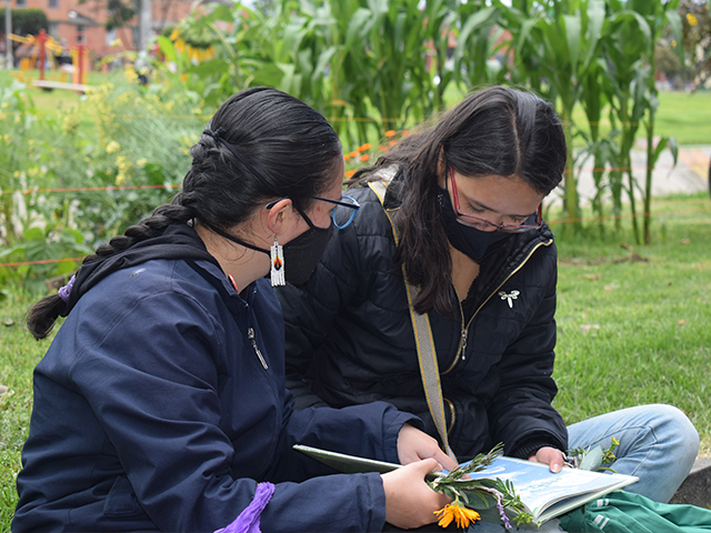 dos mujeres hablando al aire libre