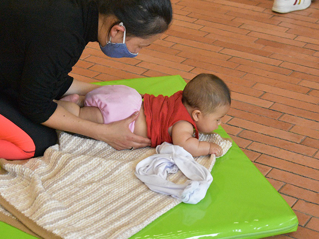 Bebé participando en experiencias sensoriales en la biblioteca