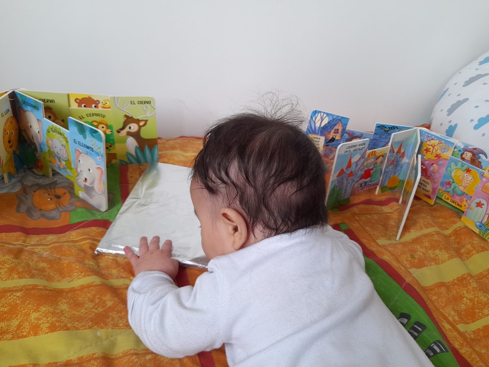 Bebés participando en actividades sensoriales en la biblioteca