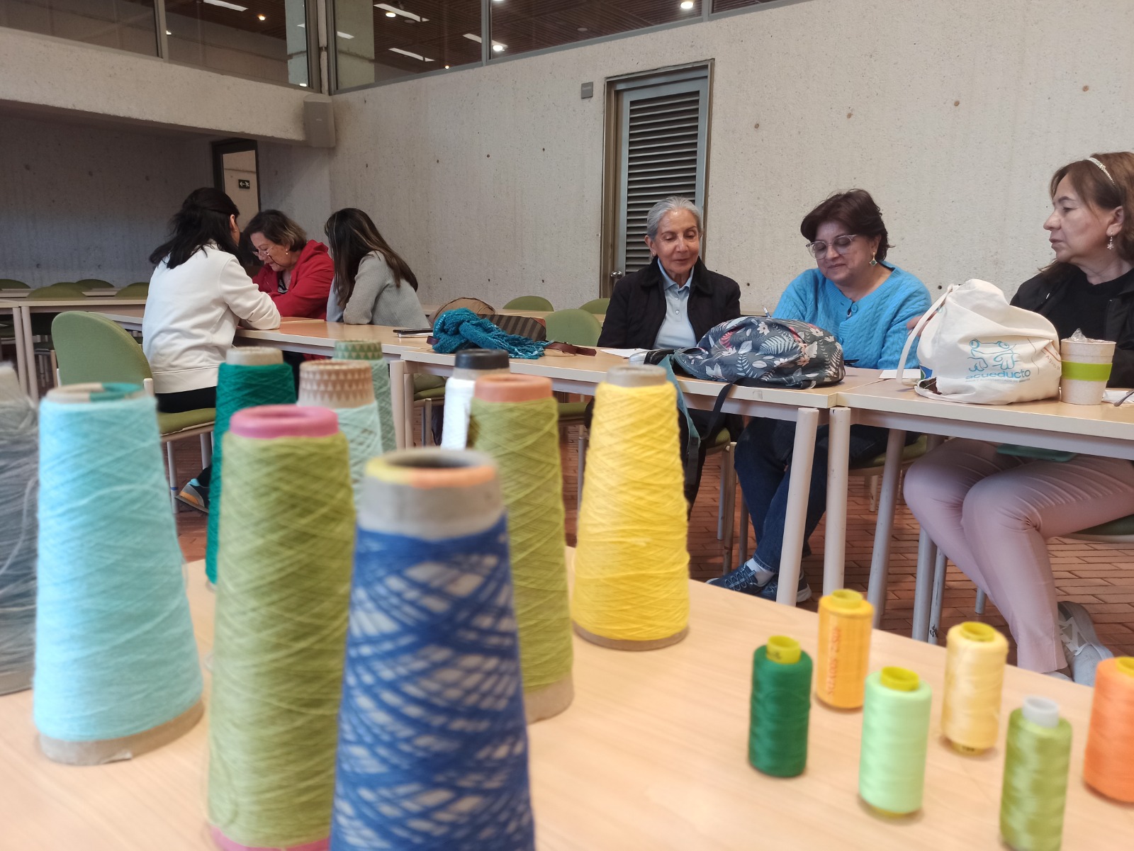 grupo de mujeres tejiendo y conversando