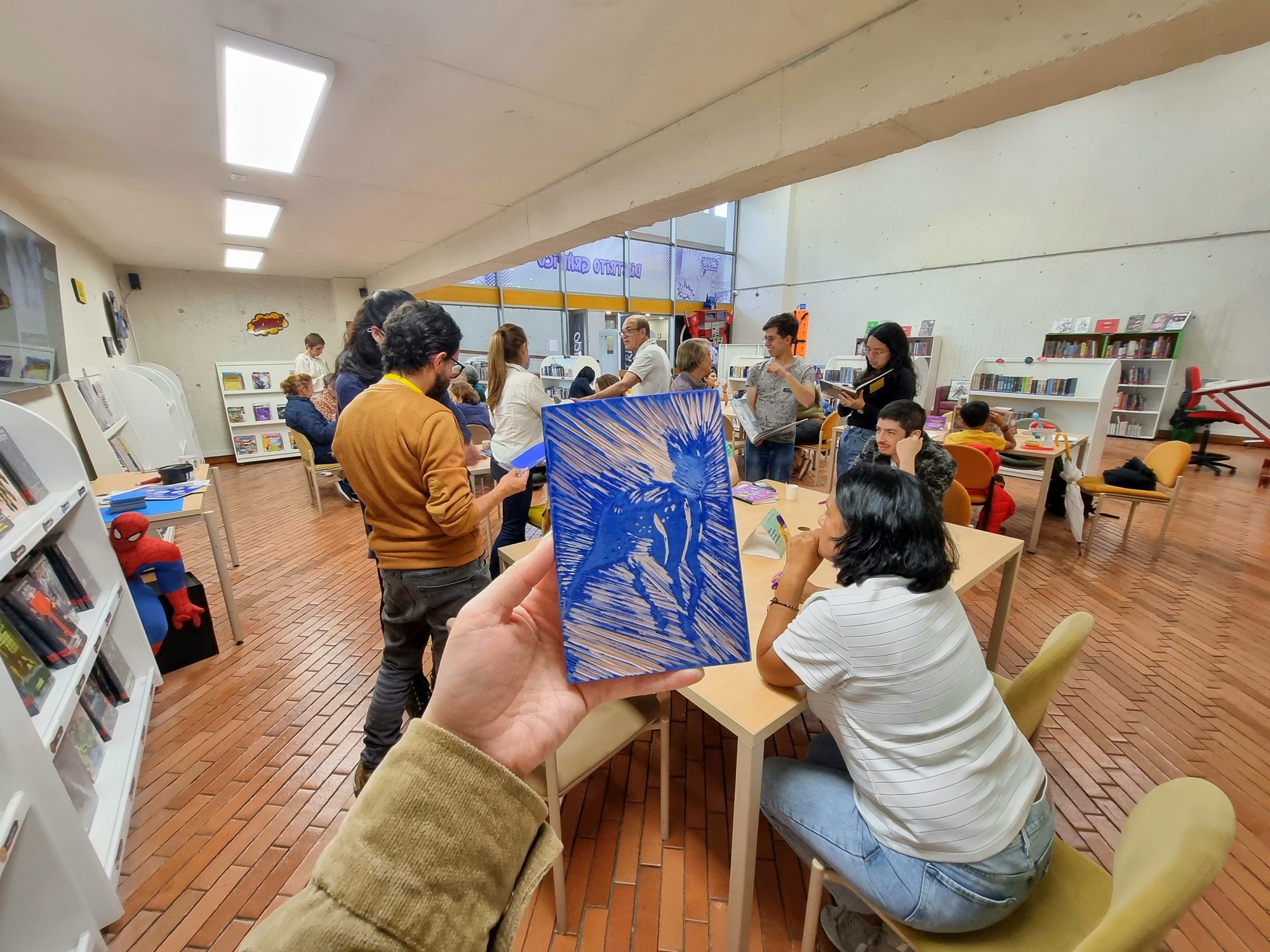 grupo de personas haciendo sellos artesanales