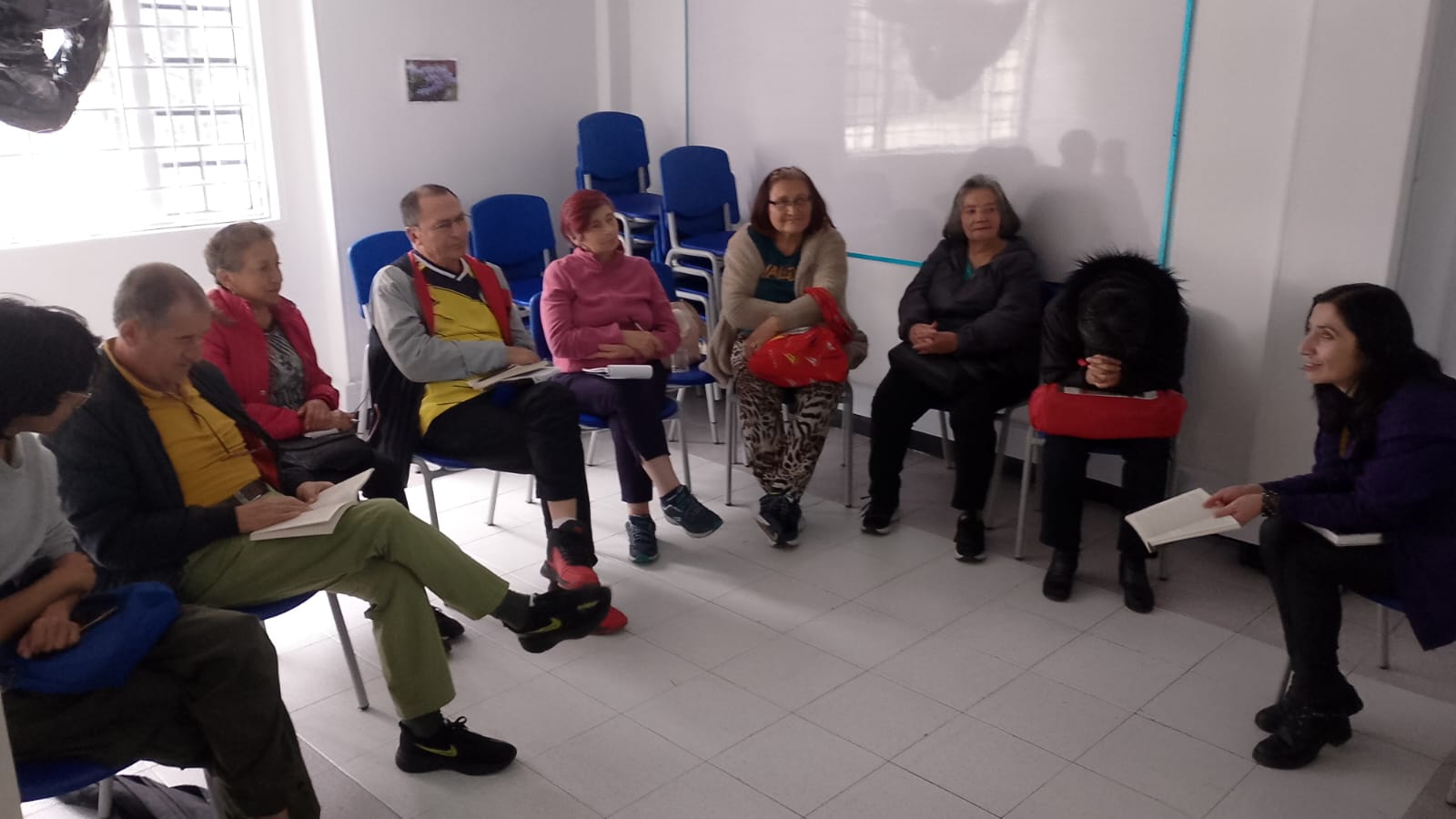 Adultos dialogando en círculo