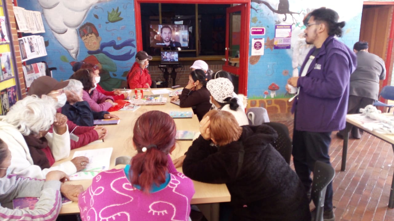 Adultos participando de actividad en biblioteca