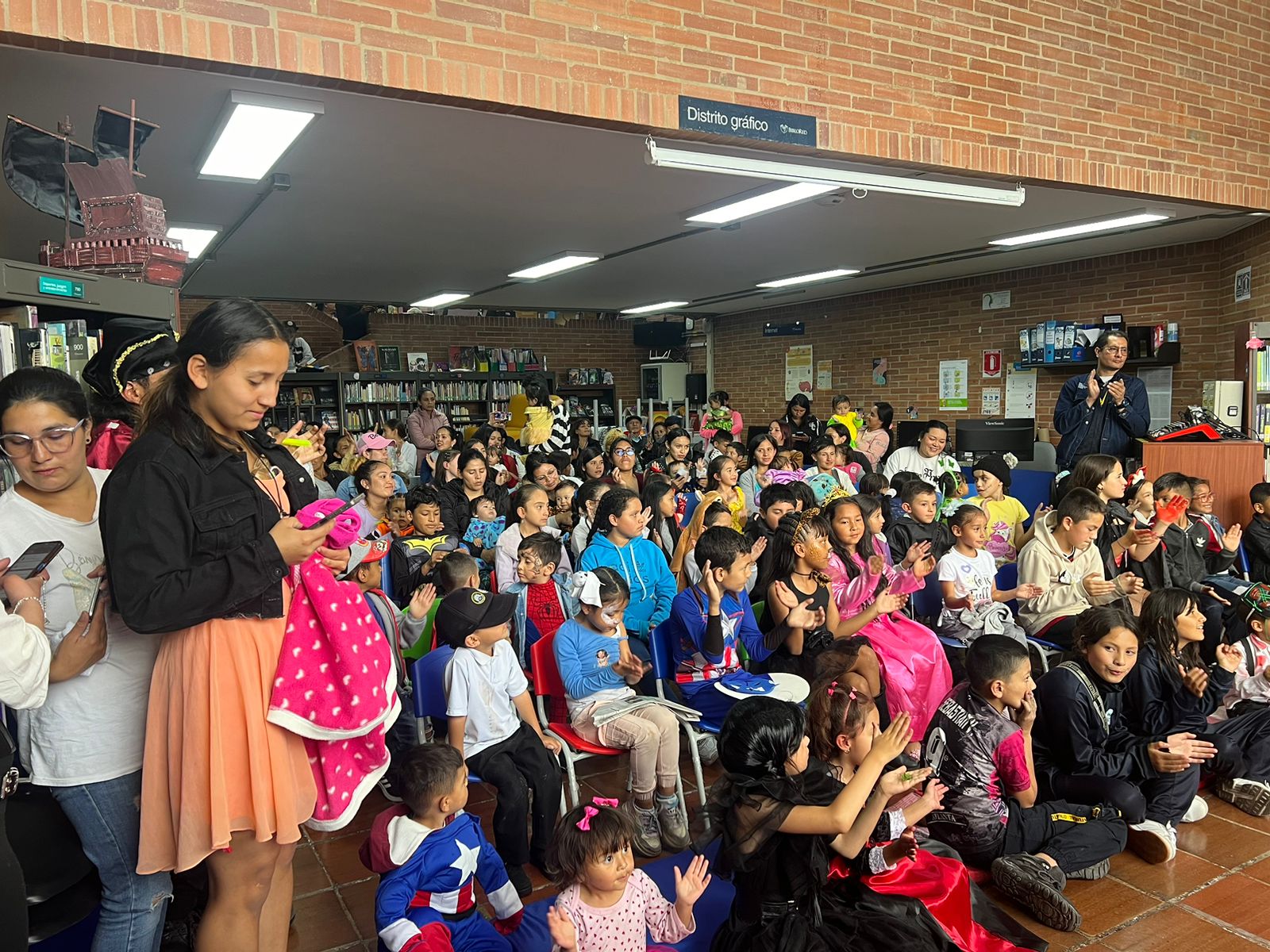 Mujeres en la biblioteca