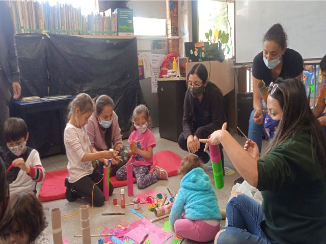 Niñas experimentando con pinturas