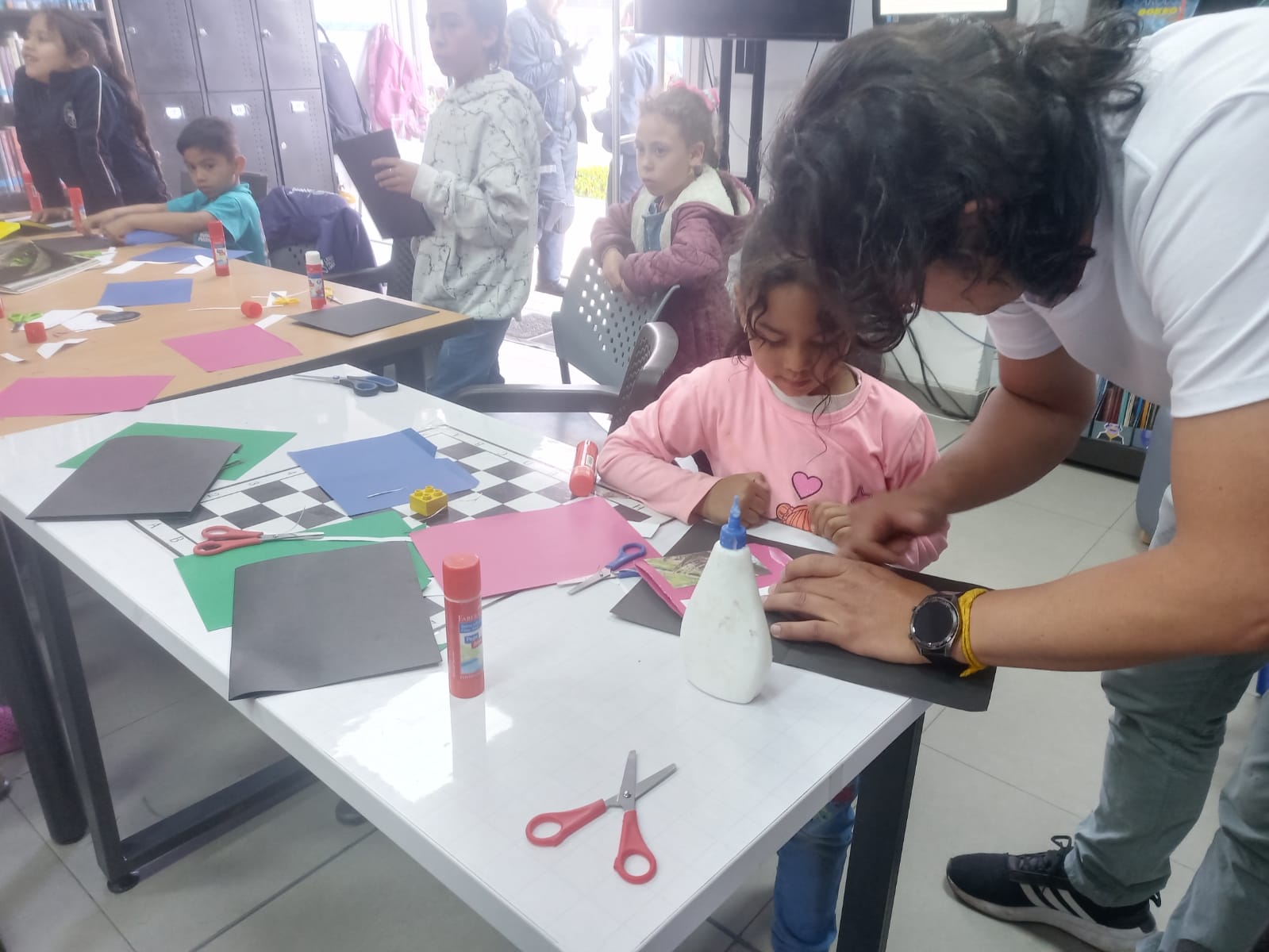 Adulto y una niña creando arte