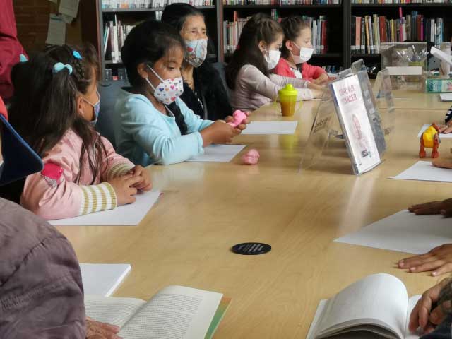 Niñas participando en taller