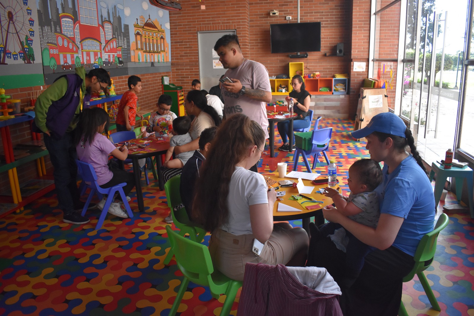 grupo de niños y niñas en un taller de manualidades