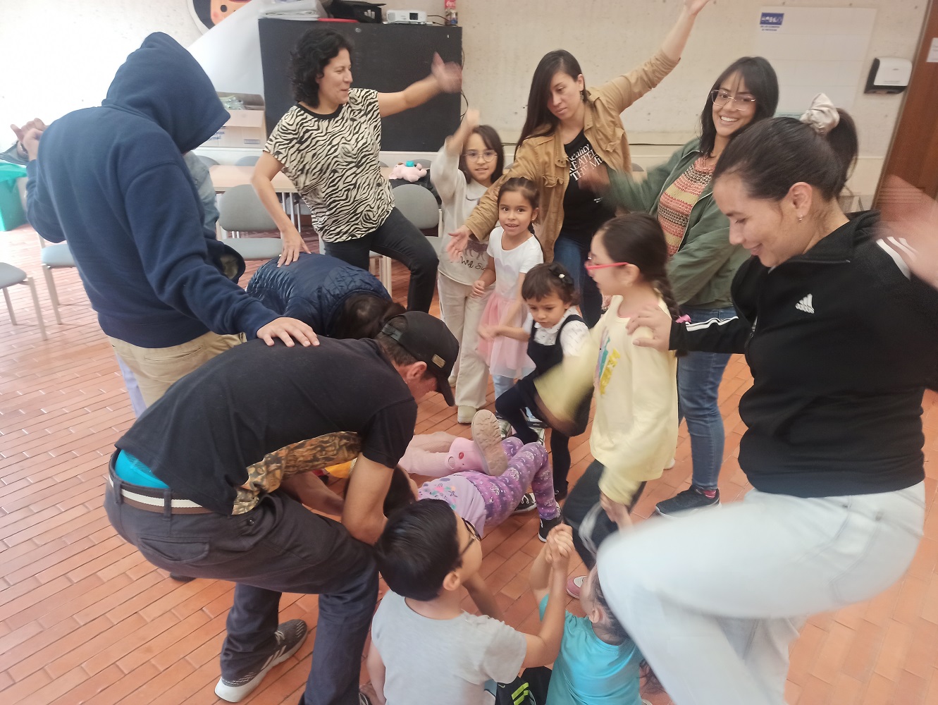 Teatro para la infancia niños y niñas jugando