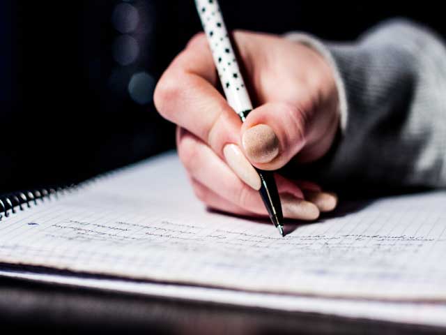 Los ejércitos X: Desaparecidos una persona escribiendo