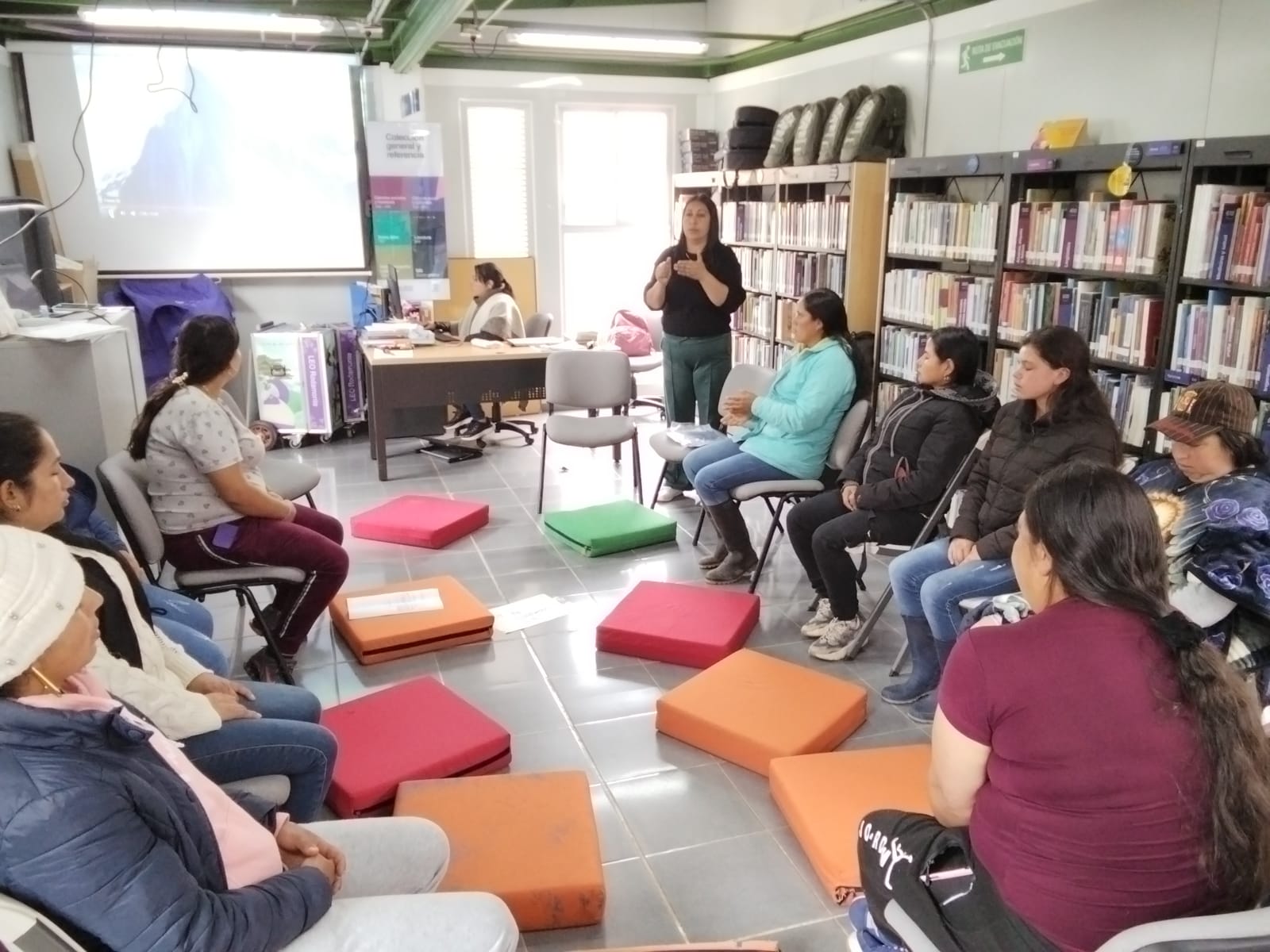 Manos que cultivan, manos que se expresan Agenda de actividades y programación cultural de las bibliotecas públicas de Bogotá, BibloRed,