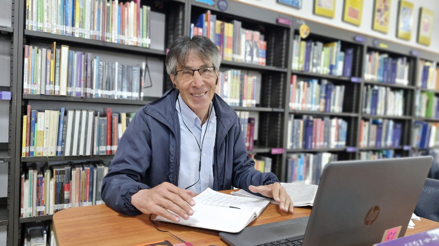 Óscar Wills, usuario destacado de la Biblioteca Pública Las Ferias / Foto: Daniela Monsalve M. - BibloRed