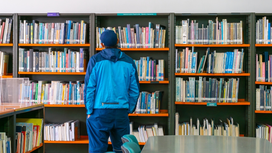 Usuario de la Biblioteca Pública La Victoria / Foto: @EsteMichael - BibloRed