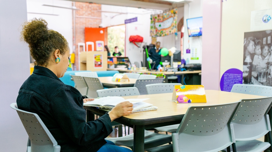 Usuaria de la Biblioteca Pública Lago Timiza / Foto: @EsteMichael - BibloRed