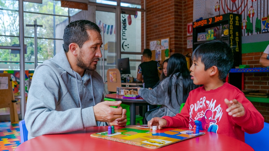 Usuarios de la Biblioteca Pública Gabriel García Márquez - El Tunal / Foto: @EsteMichael - BibloRed