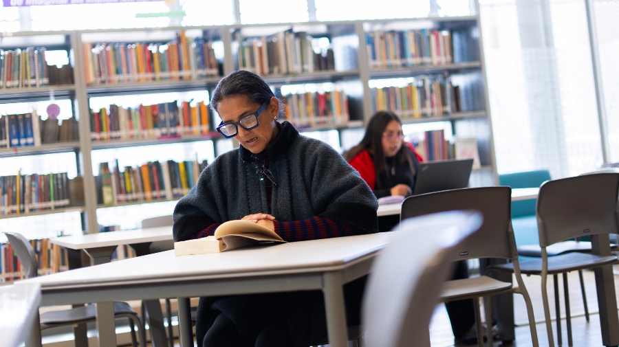 Usuaria de la Biblioteca Pública CEFE Fontanar del Río / Foto: BibloRed