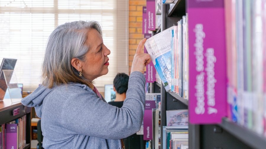Usuaria de la Biblioteca Pública Soledad Lamprea - Perdomo / Foto: BibloRed