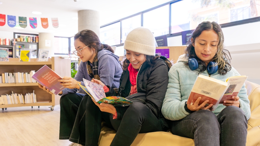 Usuarias de la Biblioteca Pública El Mirador / Foto: @EsteMichael - BibloRed