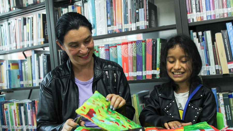 Carolina y Camila, usuarias de la Biblioteca Pública Venecia