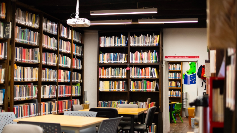Libros disponibles en la Biblioteca Pública FUGA / Foto: BibloRed
