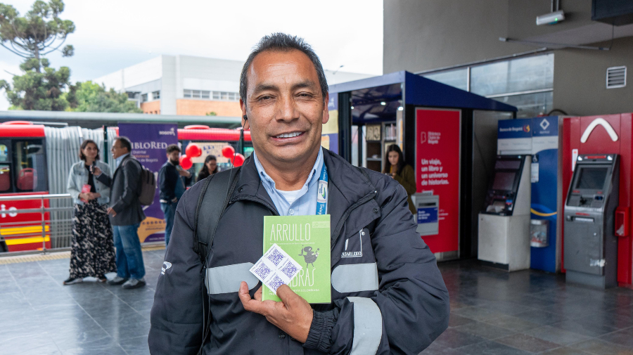 Estrategia Lecturas en Movimiento en el Portal El Dorado de TransMilenio / Foto: @EsteMichael / BibloRed