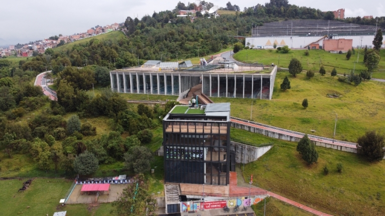 Biblioteca Pública CEFE Cometas