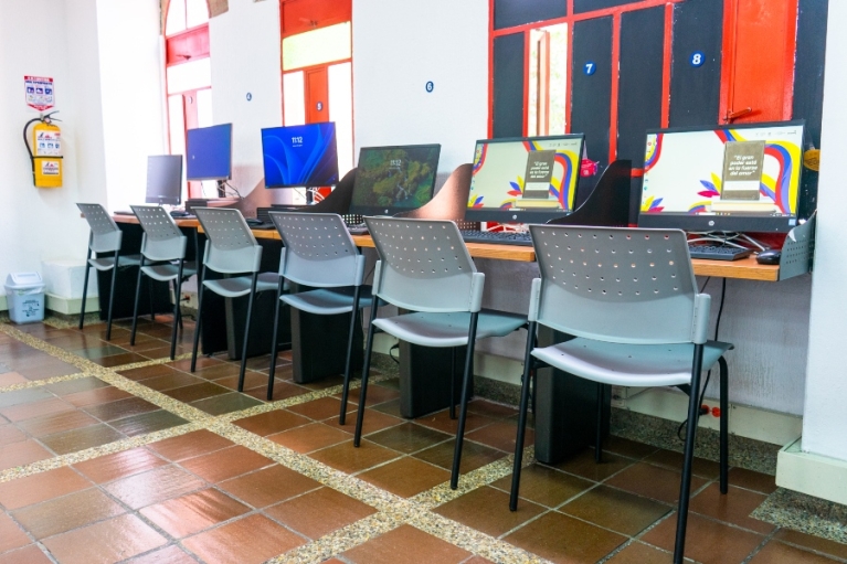 Biblioteca Pública Lago Timiza
